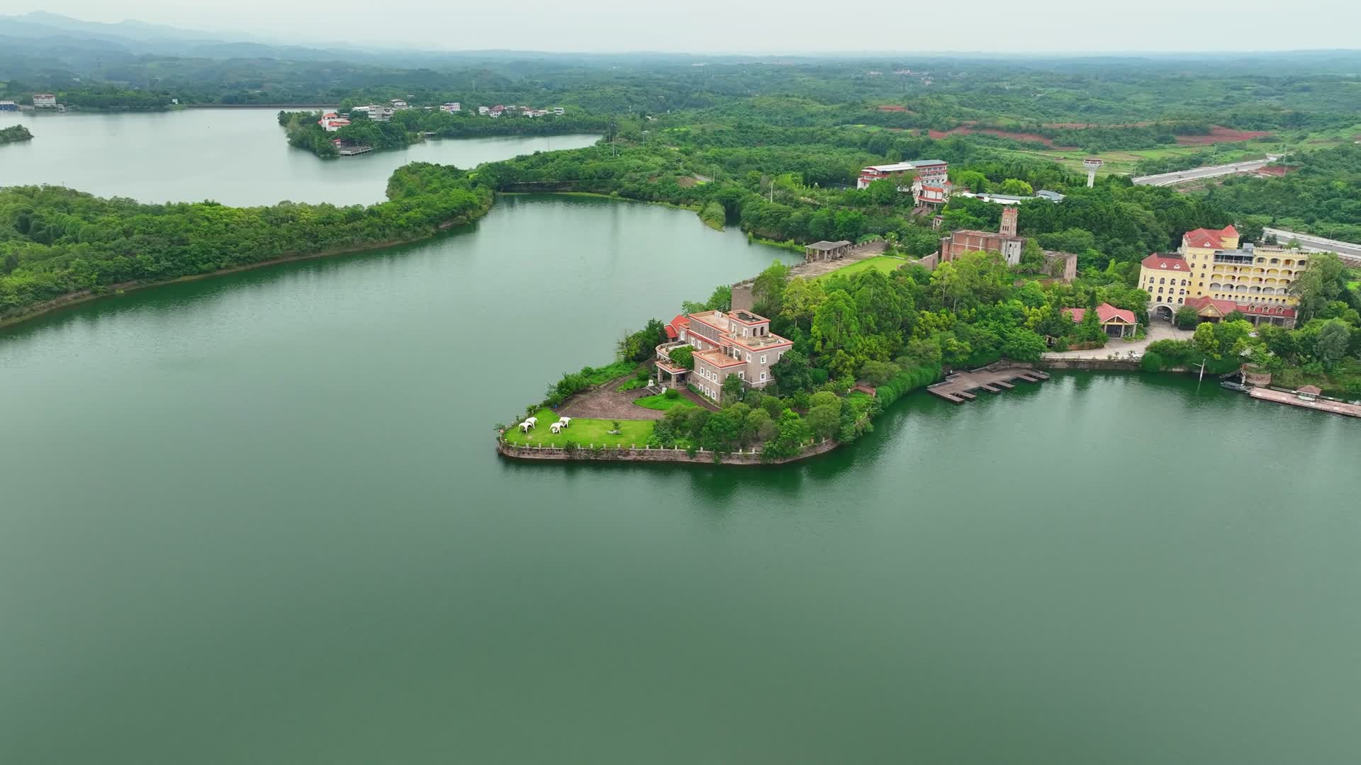 4K成都龙泉湖自然生态湖泊简阳市龙泉湖视频的预览图