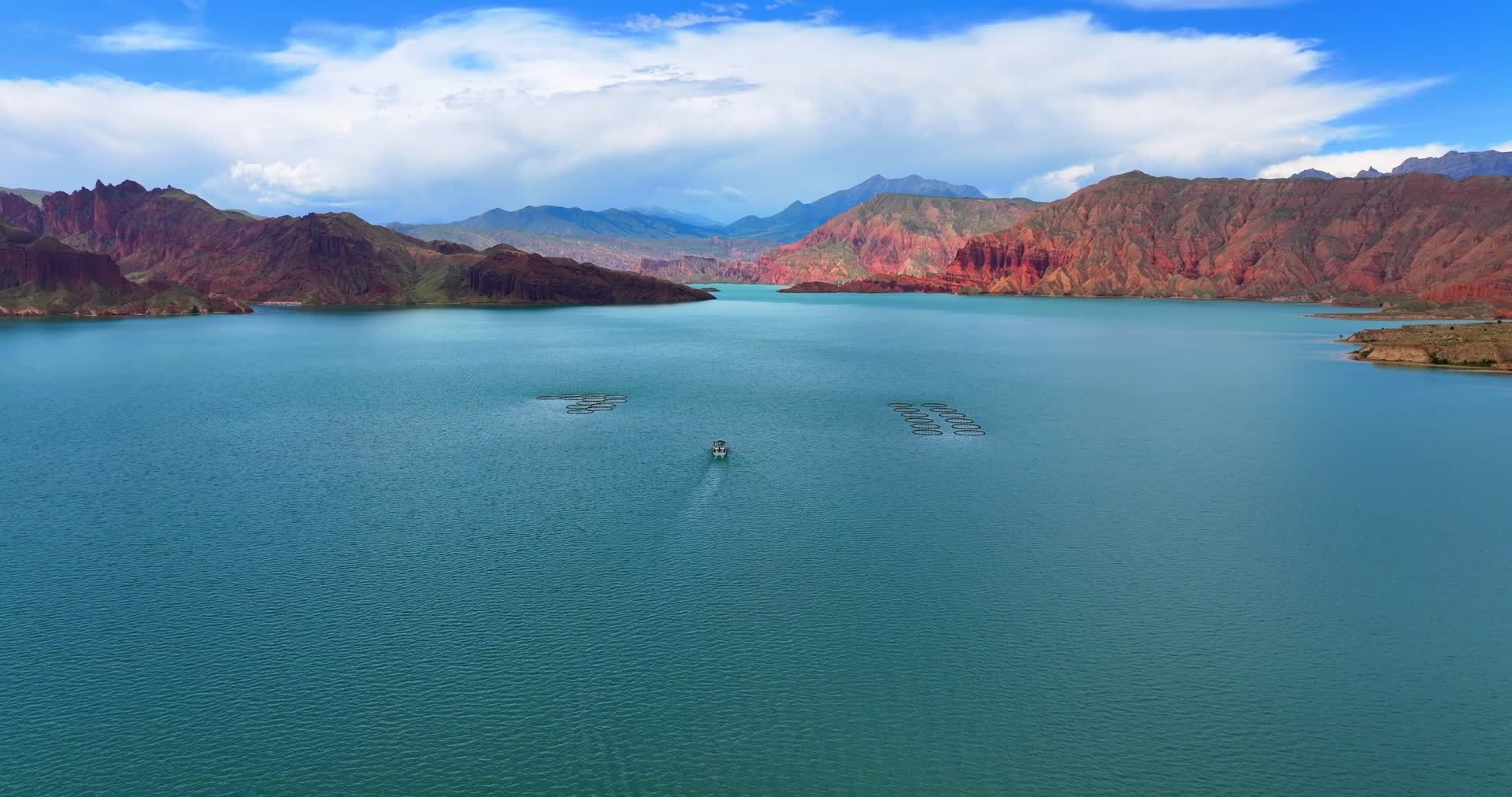 航拍青海黄南李家峡水库黄河坎布拉游船碧水丹山丹霞视频的预览图