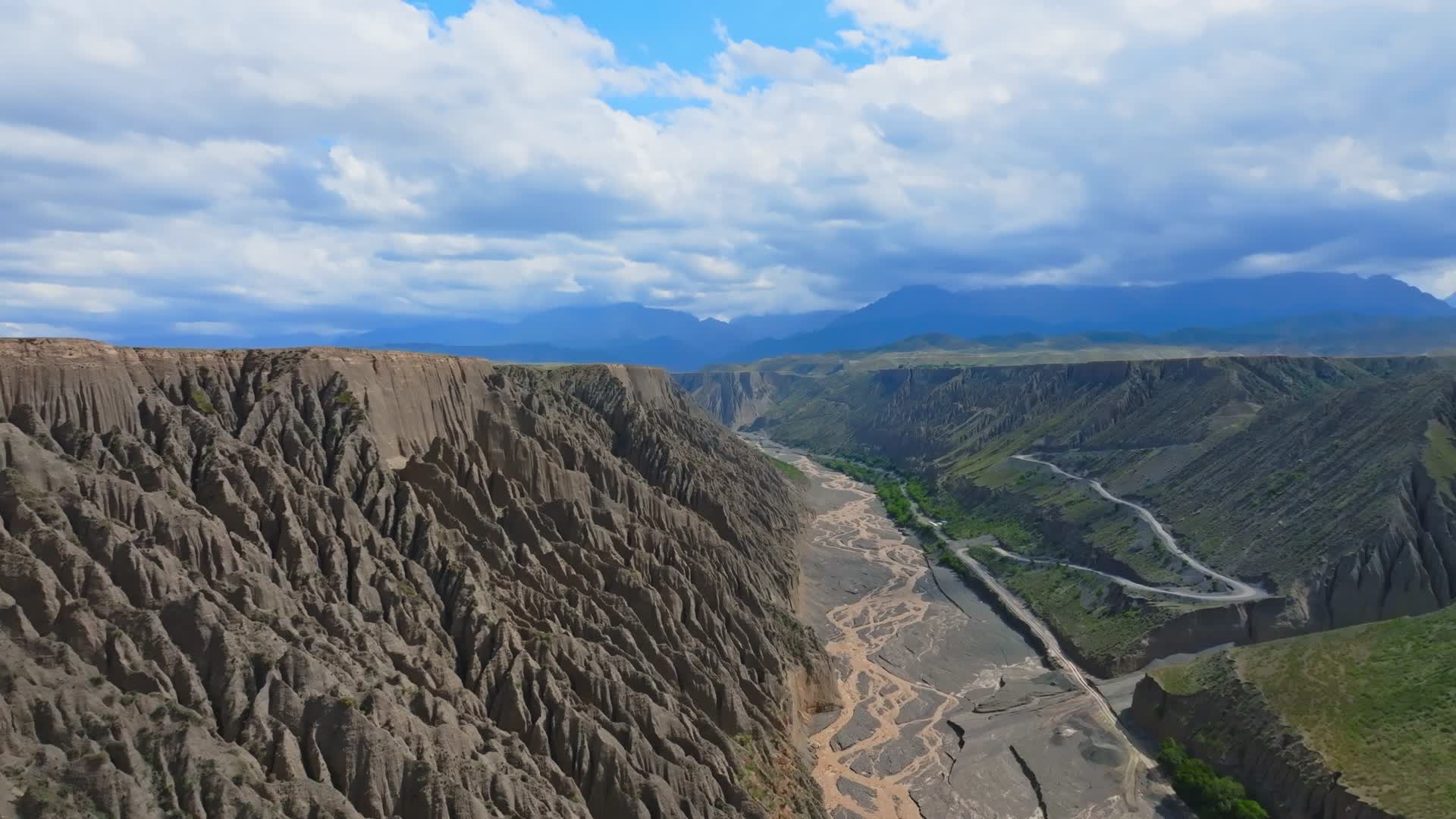 新疆塔城地区巴音沟大峡谷奇峰沟壑纵横航拍视频的预览图
