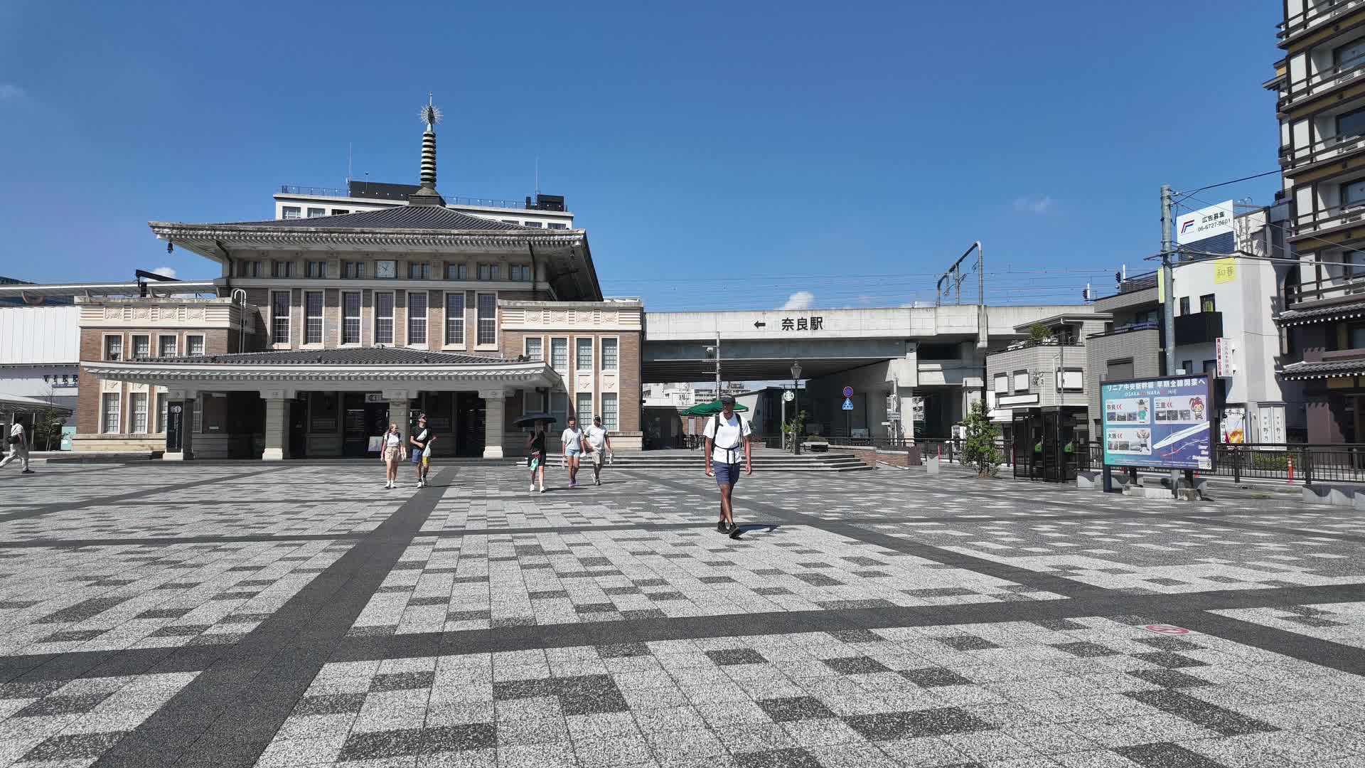 日本奈良站前广场延时摄影视频的预览图