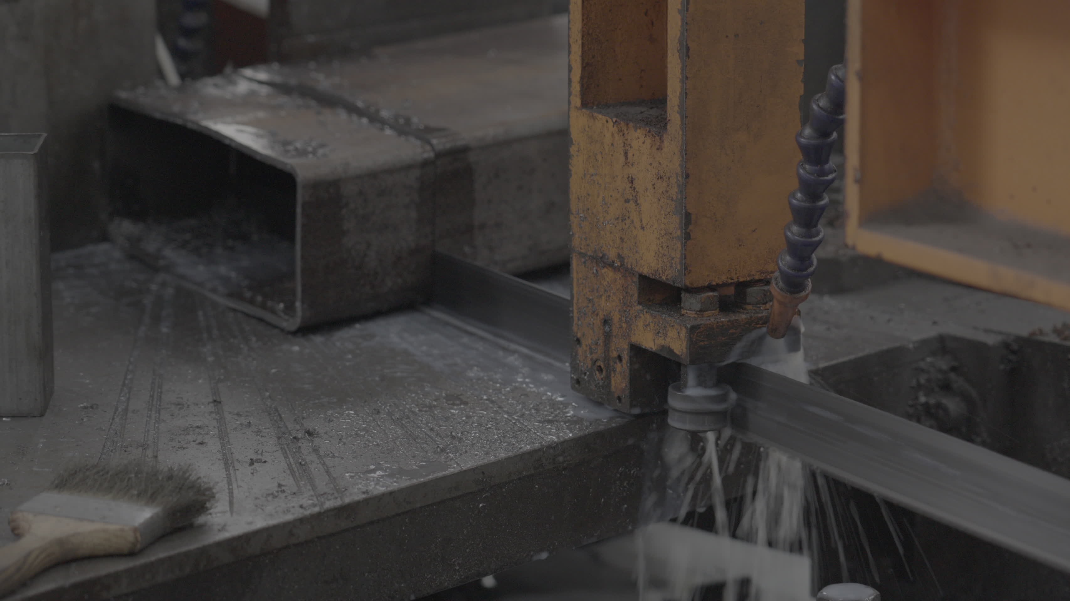 金属锯割1视频的预览图