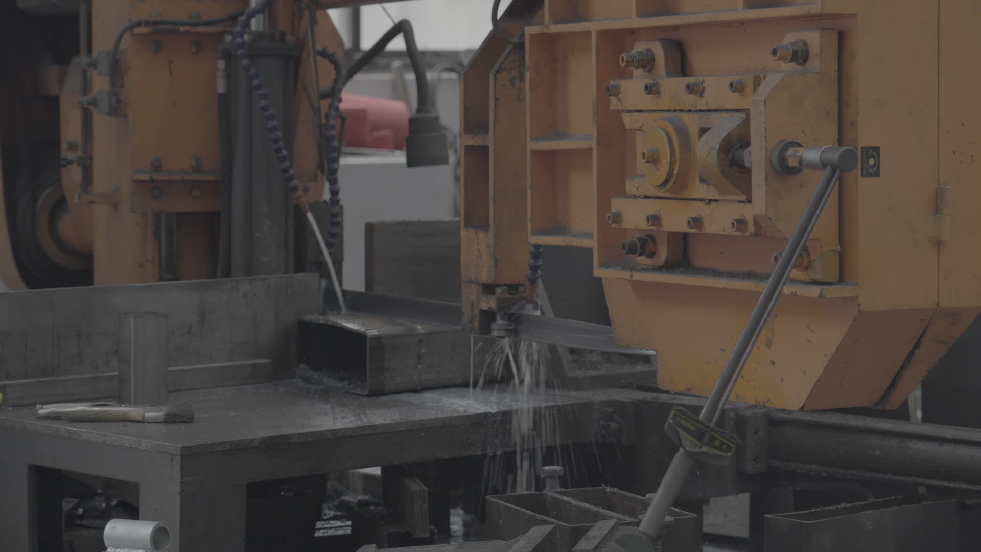 金属锯割加工2视频的预览图