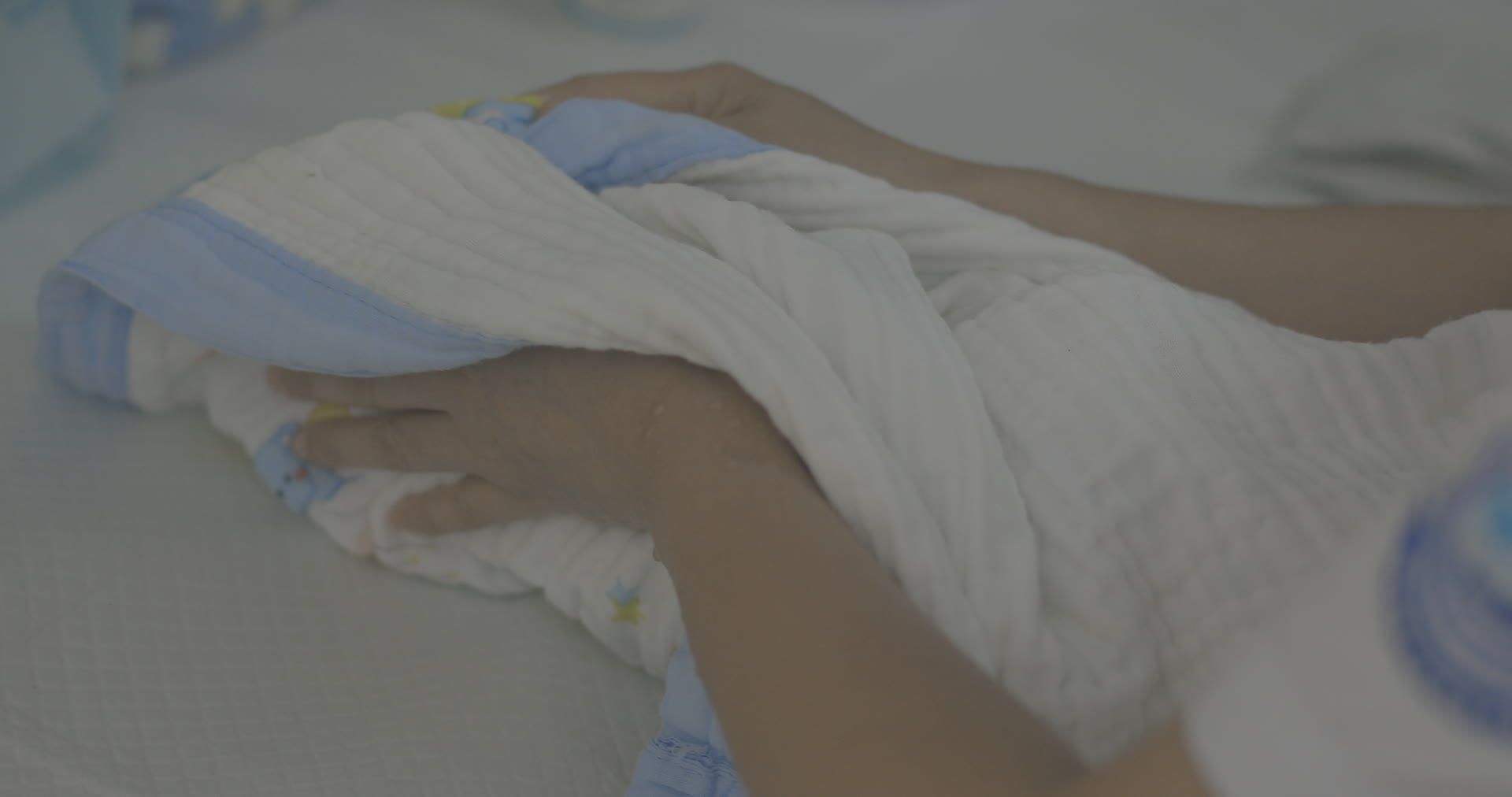 医生为新生儿洗澡4视频的预览图