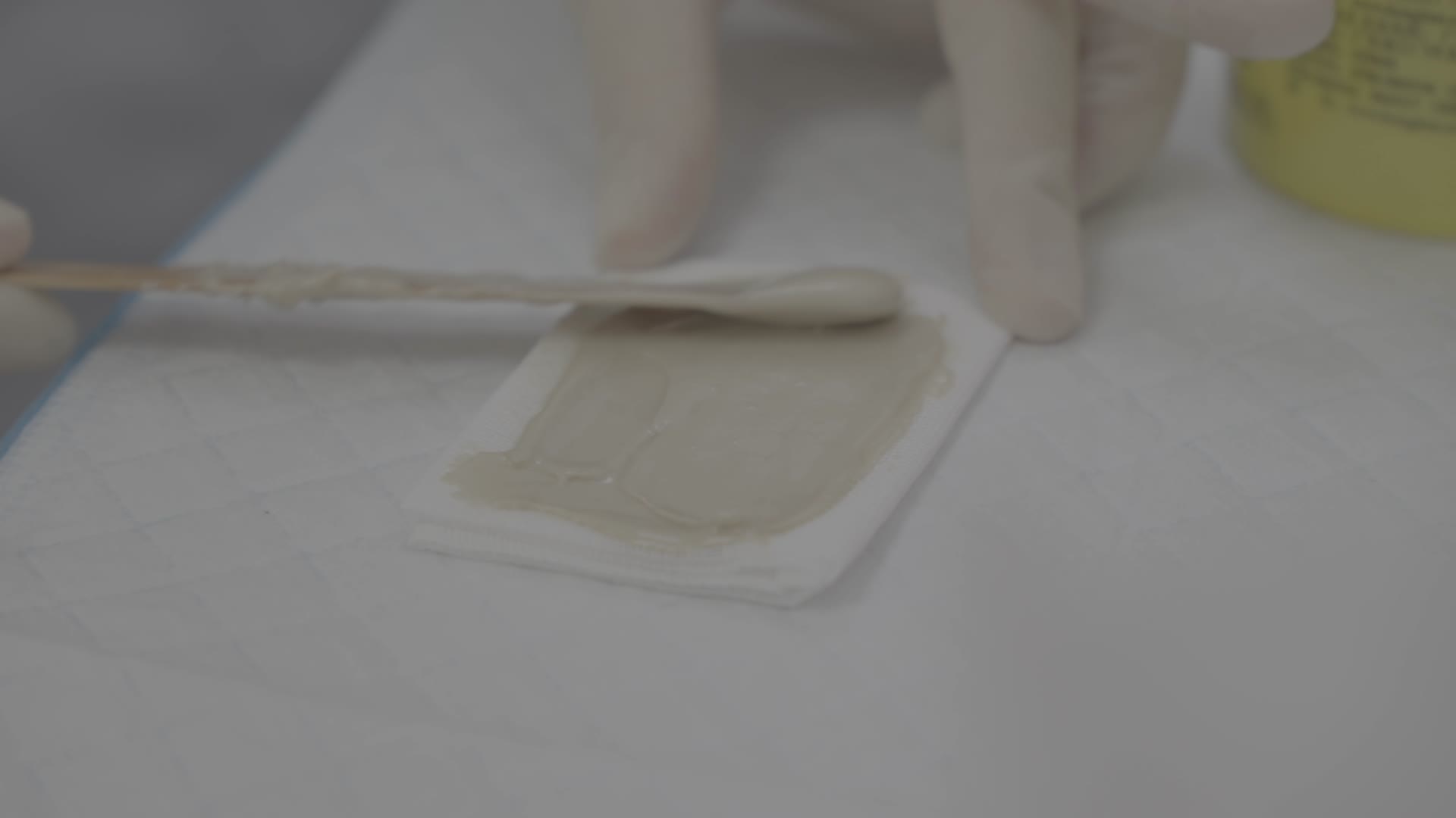 中医位患者上药敷药腿部伤病视频的预览图