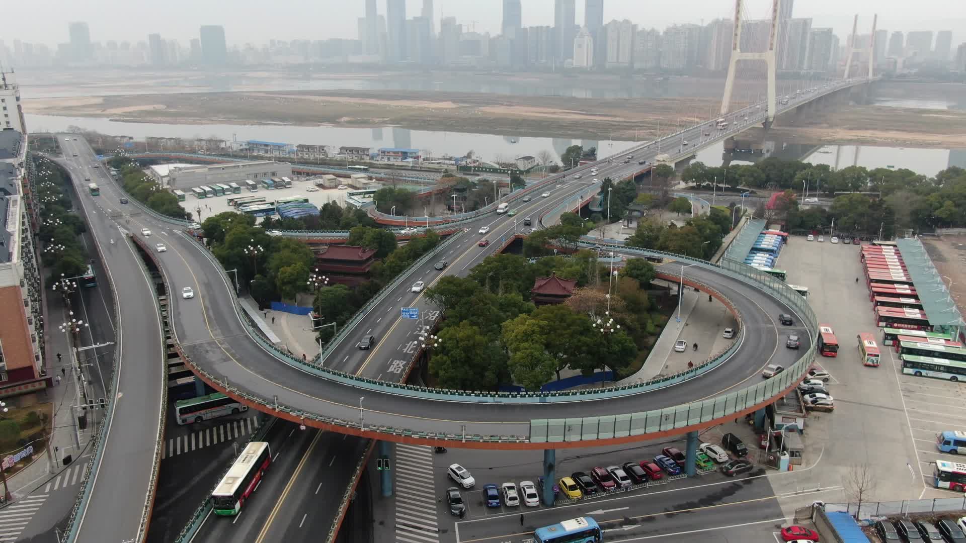 八一大桥高架车流视频的预览图
