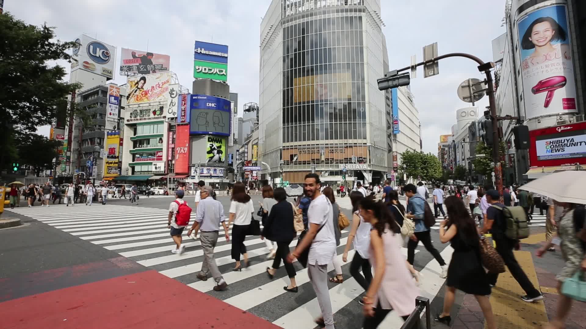 日本东京街景人流对冲视频的预览图