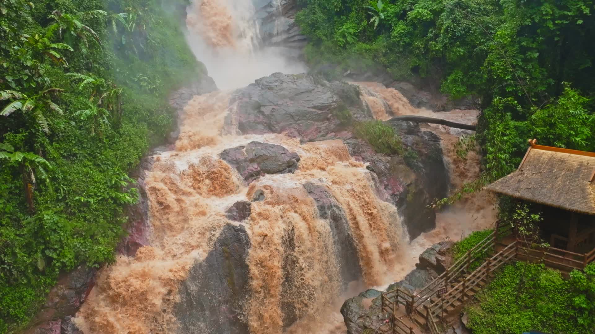 云南普洱西盟县勐梭里坎瀑布洪水期山洪航拍视频的预览图