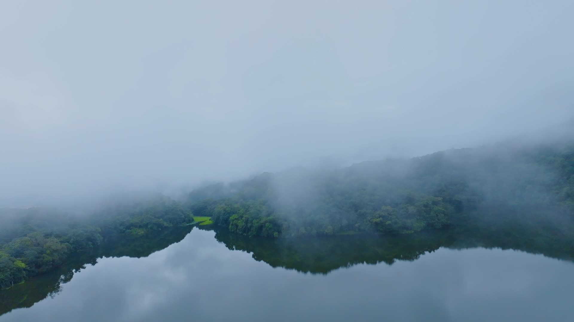 夏季雨天云雾笼罩下的普洱西盟勐梭龙潭航拍视频的预览图