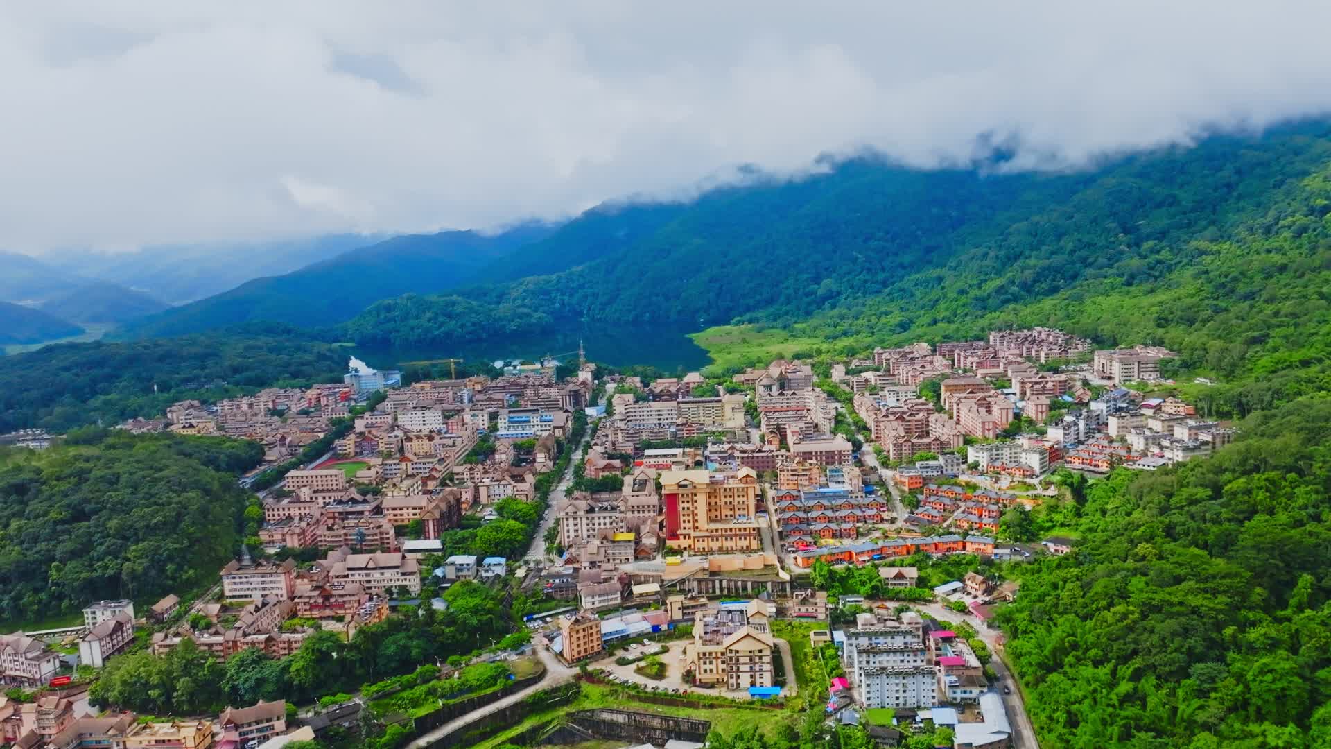 云南普洱西盟县佤族风格城市地标建筑航拍视频的预览图