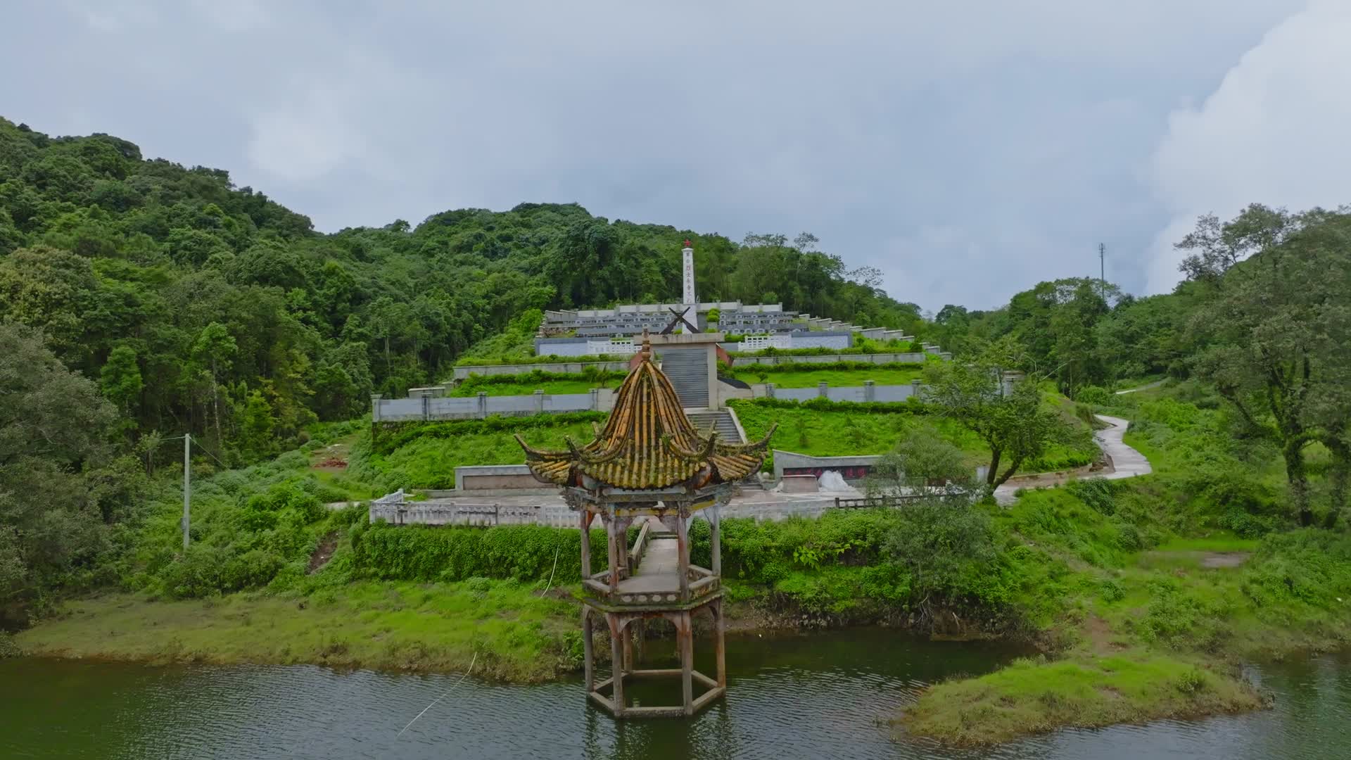 云南普洱西盟县佤山烈士陵园英雄纪念碑航拍视频的预览图