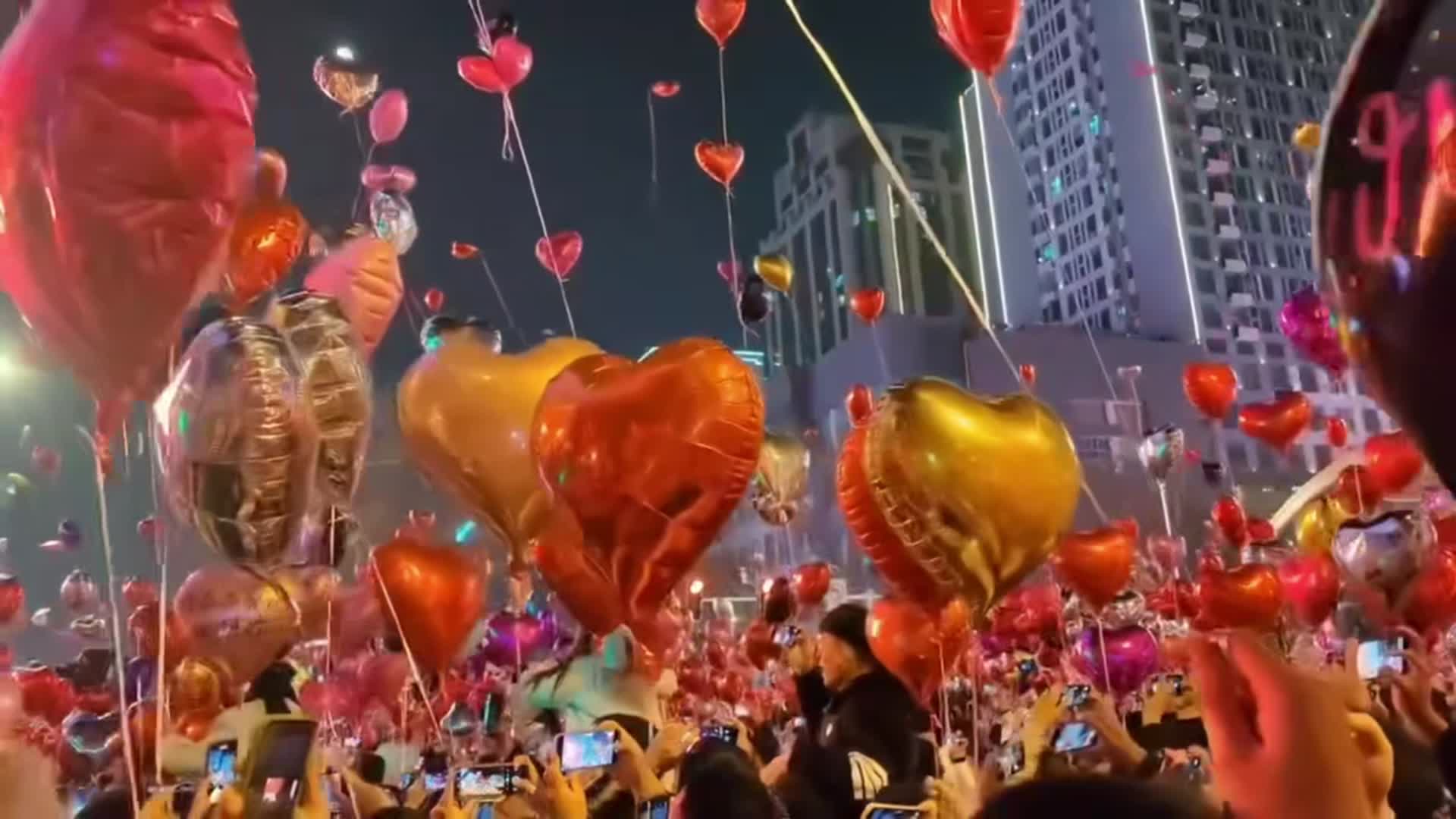 元旦跨年夜放气球热闹欢呼跨年倒计时人流人群城市夜景庆祝气球夜景灯光人物生活视频的预览图