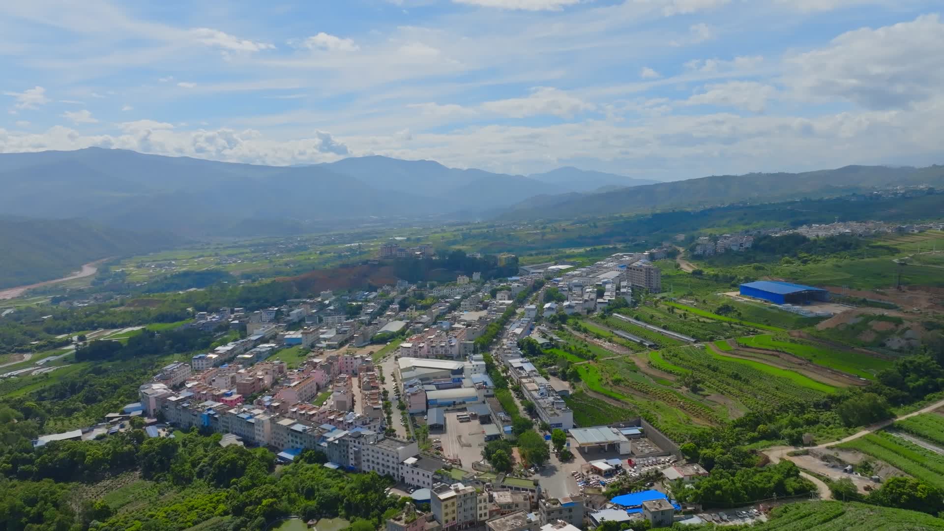 云南玉溪新平县漠沙镇乡镇街道风景全貌航拍视频的预览图