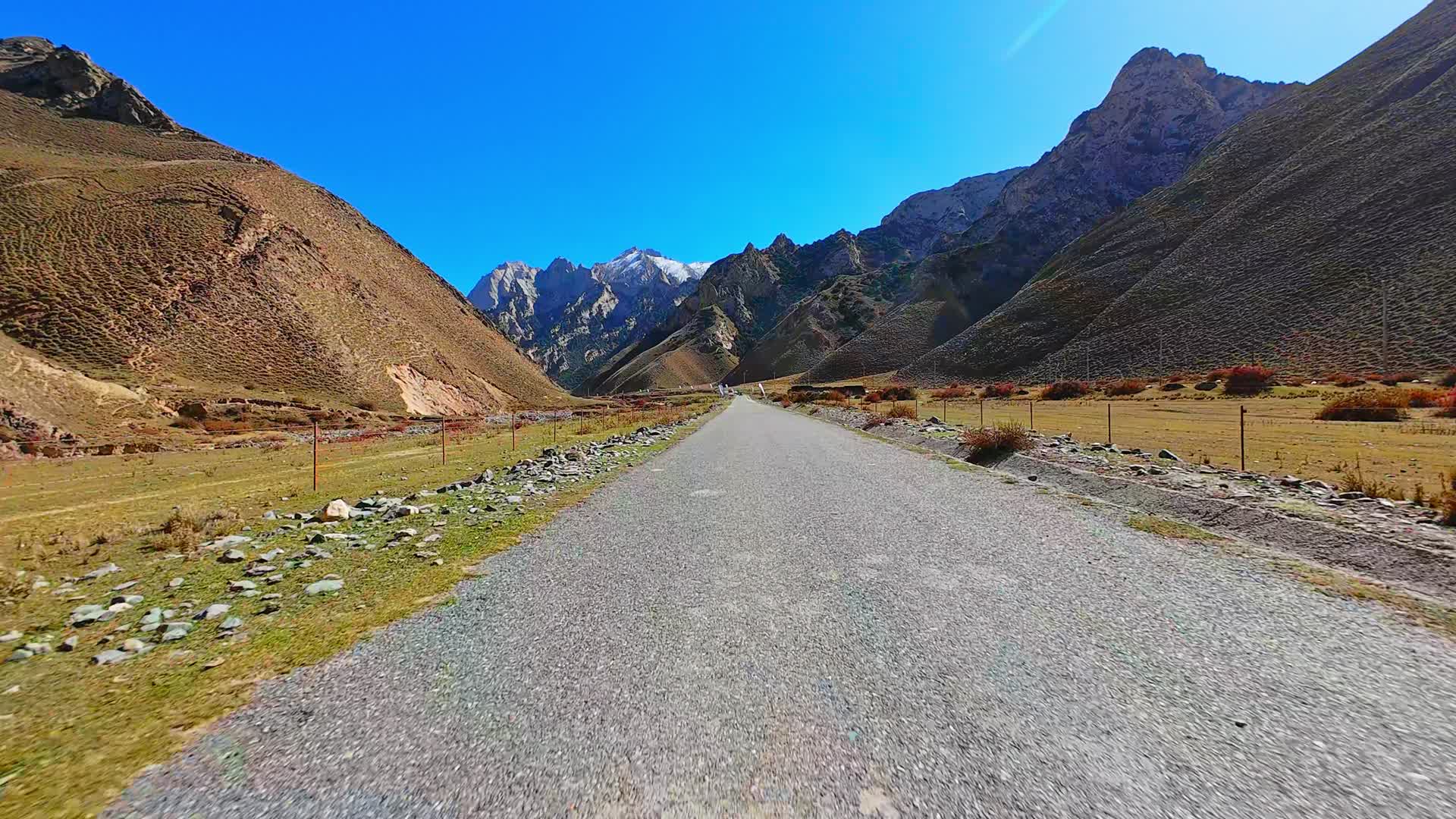 新藏线公路沿途雪山荒漠峡谷沙漠蓝天风光视频的预览图