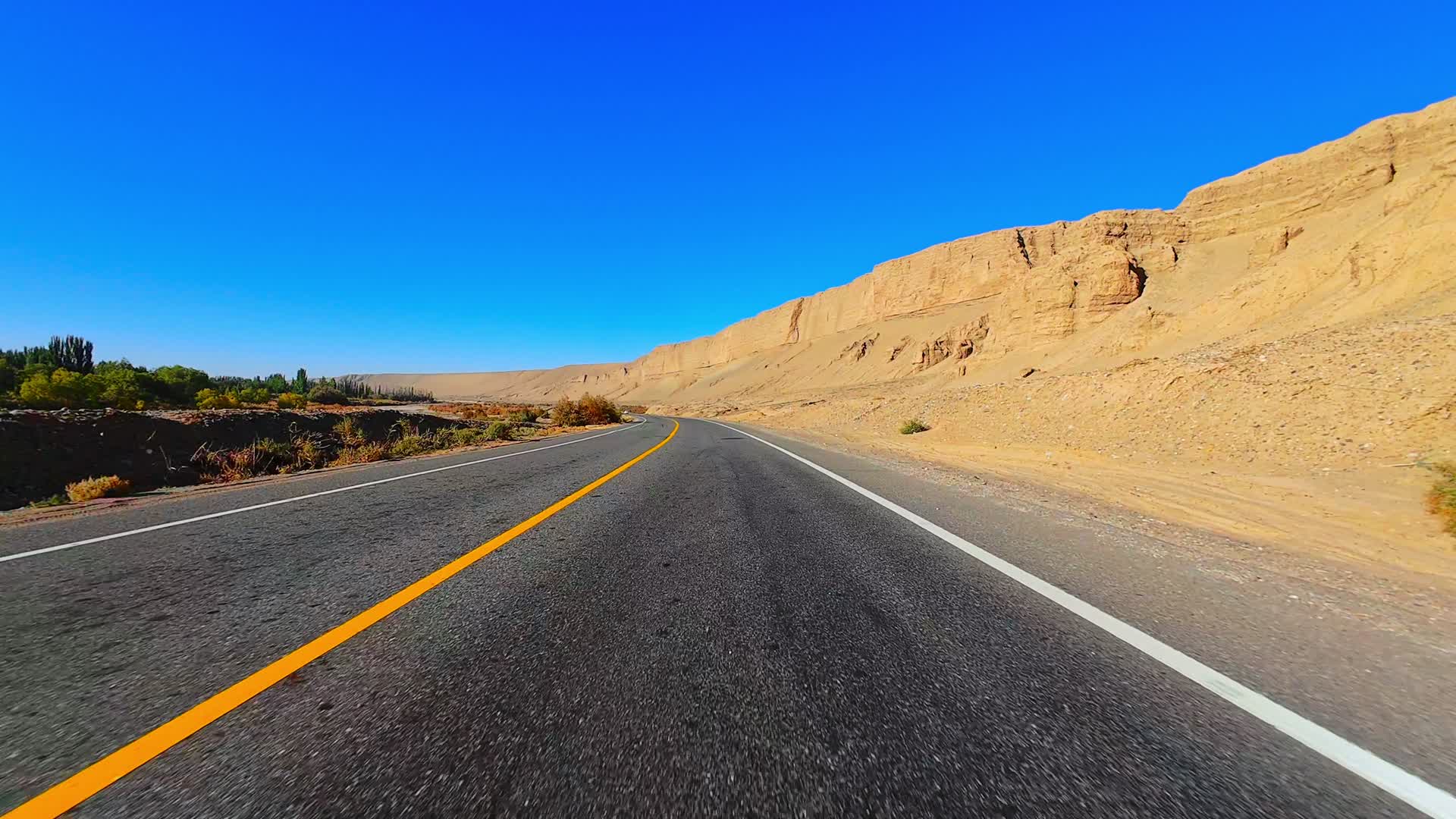 新疆公路新藏线荒漠峡谷断崖风景车载视角视频的预览图