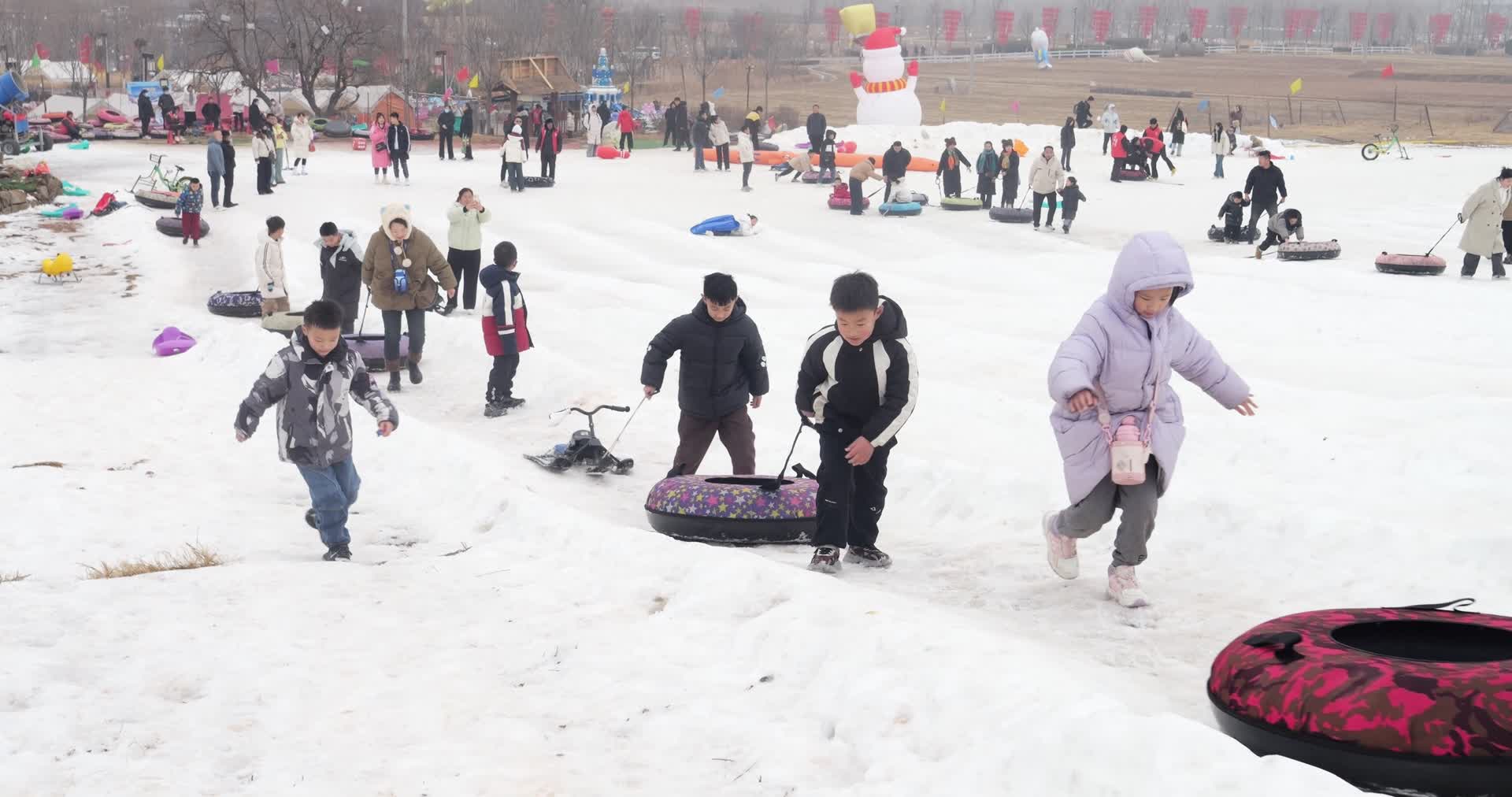 小男孩雪圈雪地户外活动冬季运动雪上娱乐拉雪圈雪地游戏儿童娱乐滑雪圈滑雪场冬季冰雪滑雪滑冰户外冬天人物生活运动健身视频的预览图