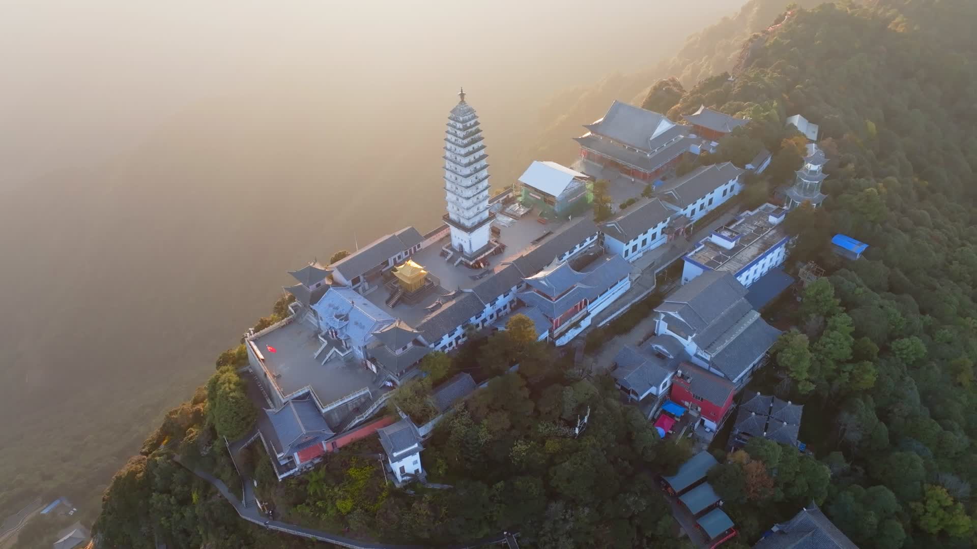 云南大理鸡足山楞严宝塔三官殿晚霞光芒航拍视频的预览图