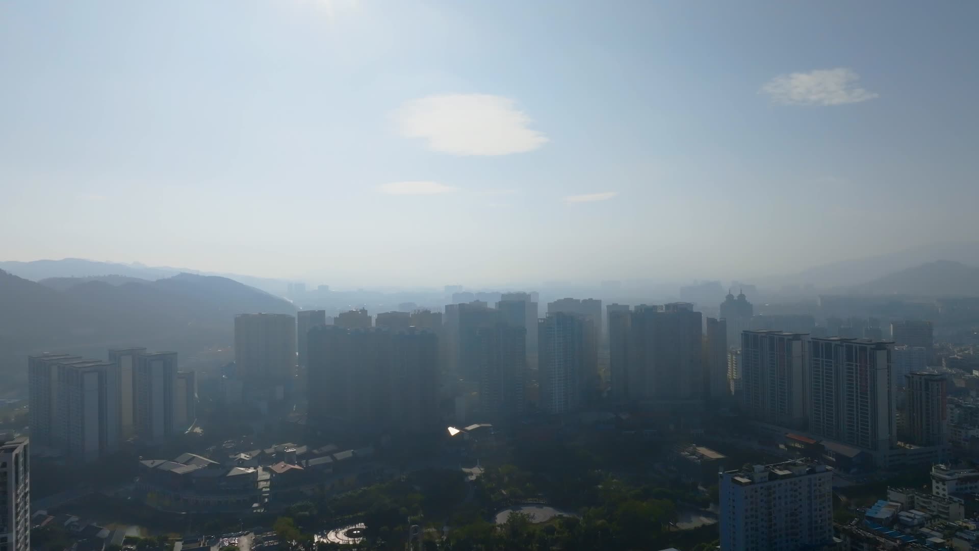 云南省文山壮族苗族自治州光大广场逆光航拍视频的预览图