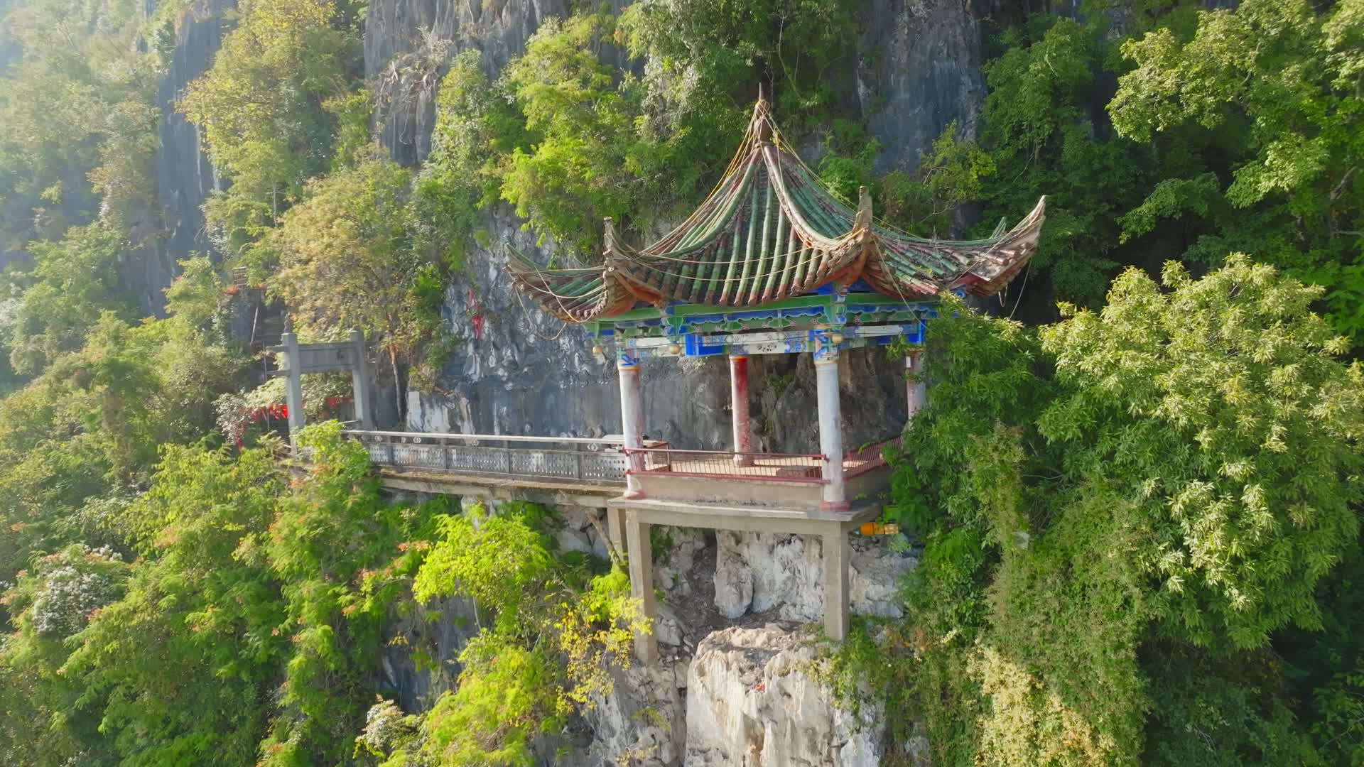 文山壮族苗族自治州文山市三元洞亭子航拍视频的预览图