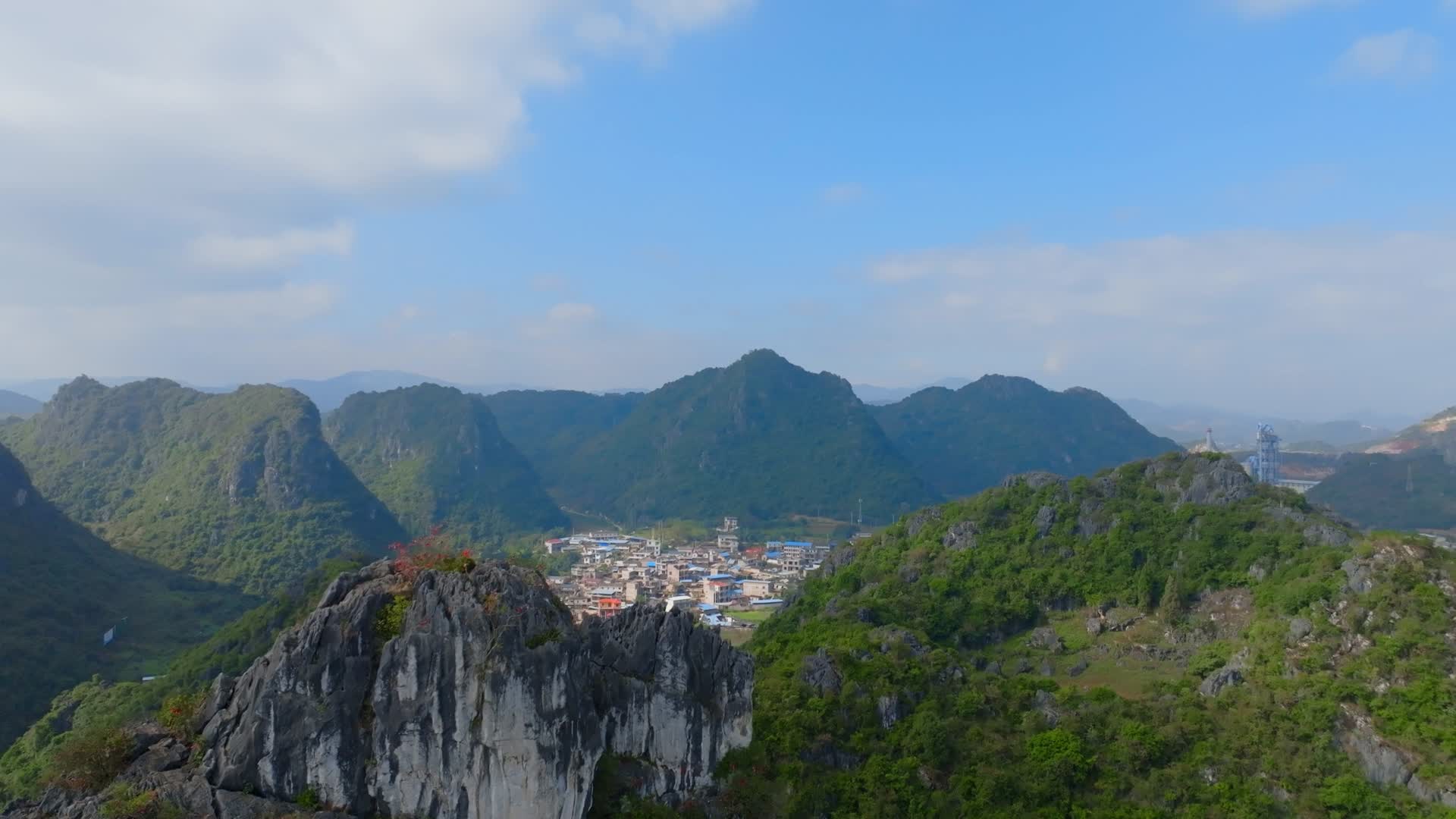 云南文山壮族苗族自治州山丘喀斯特地貌航拍视频的预览图