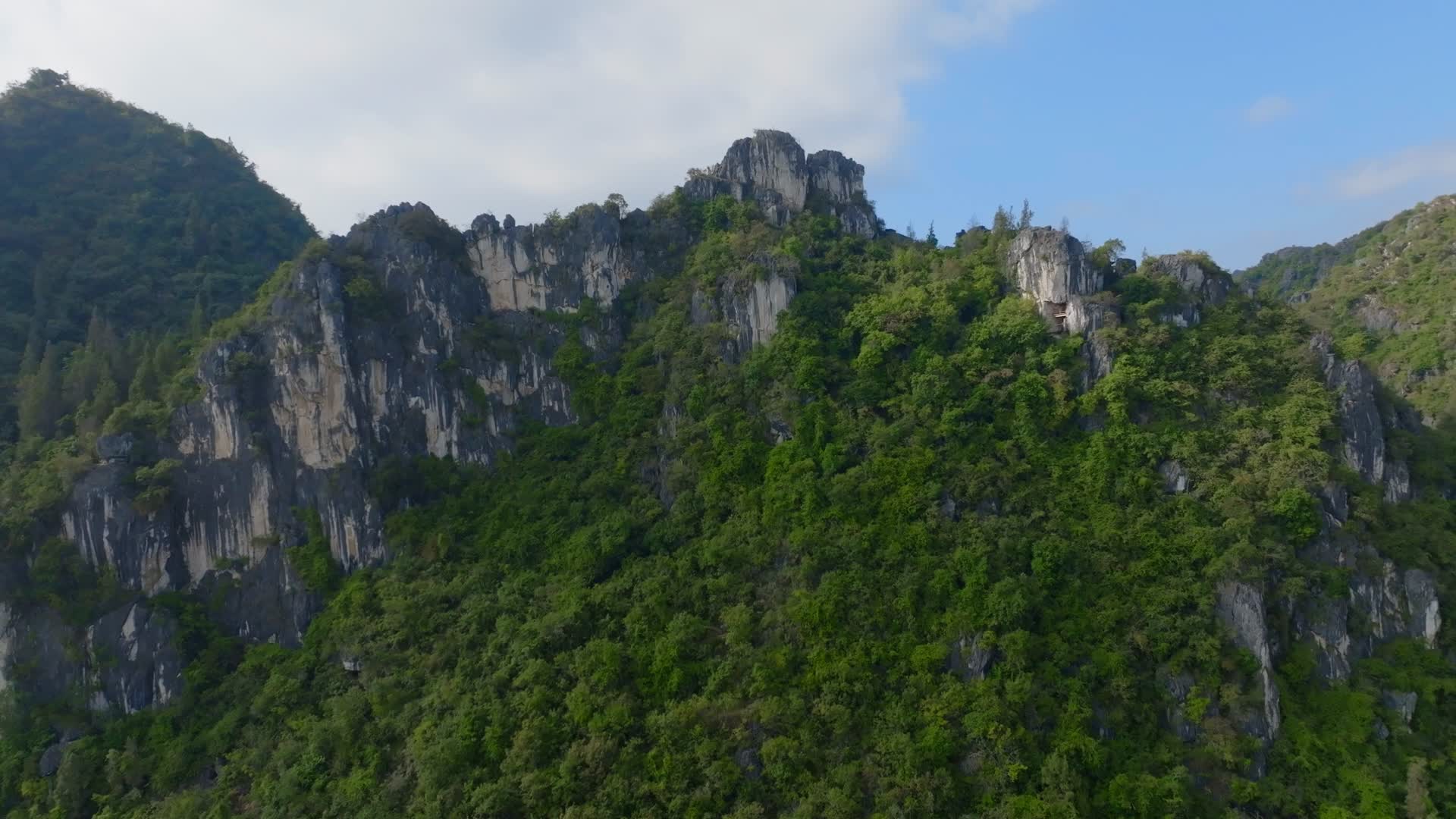 云南文山壮族苗族自治州文山市丘陵山崖航拍视频的预览图