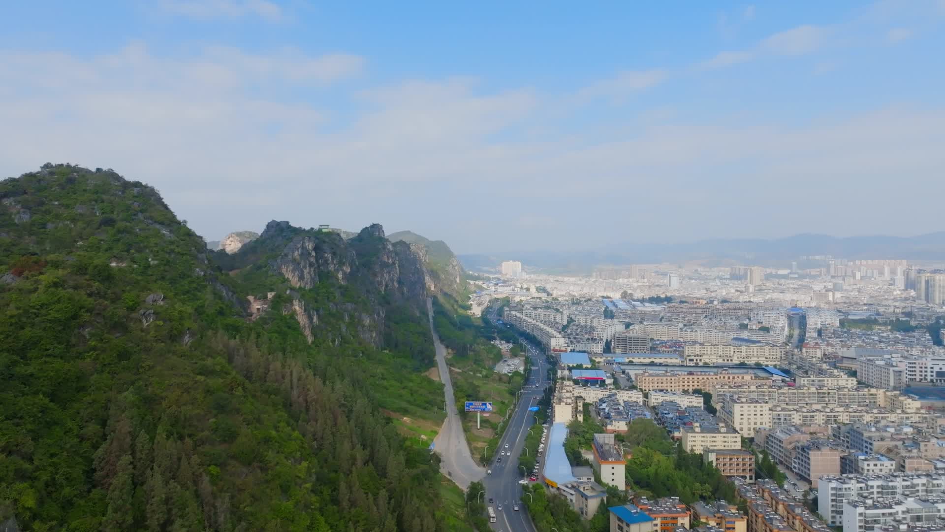 云南文山壮族苗族自治州文山市城市边缘航拍视频的预览图