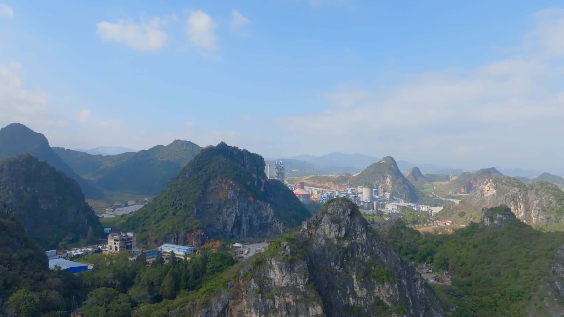 云南文山壮族苗族自治州山丘里的水泥厂航拍视频的预览图