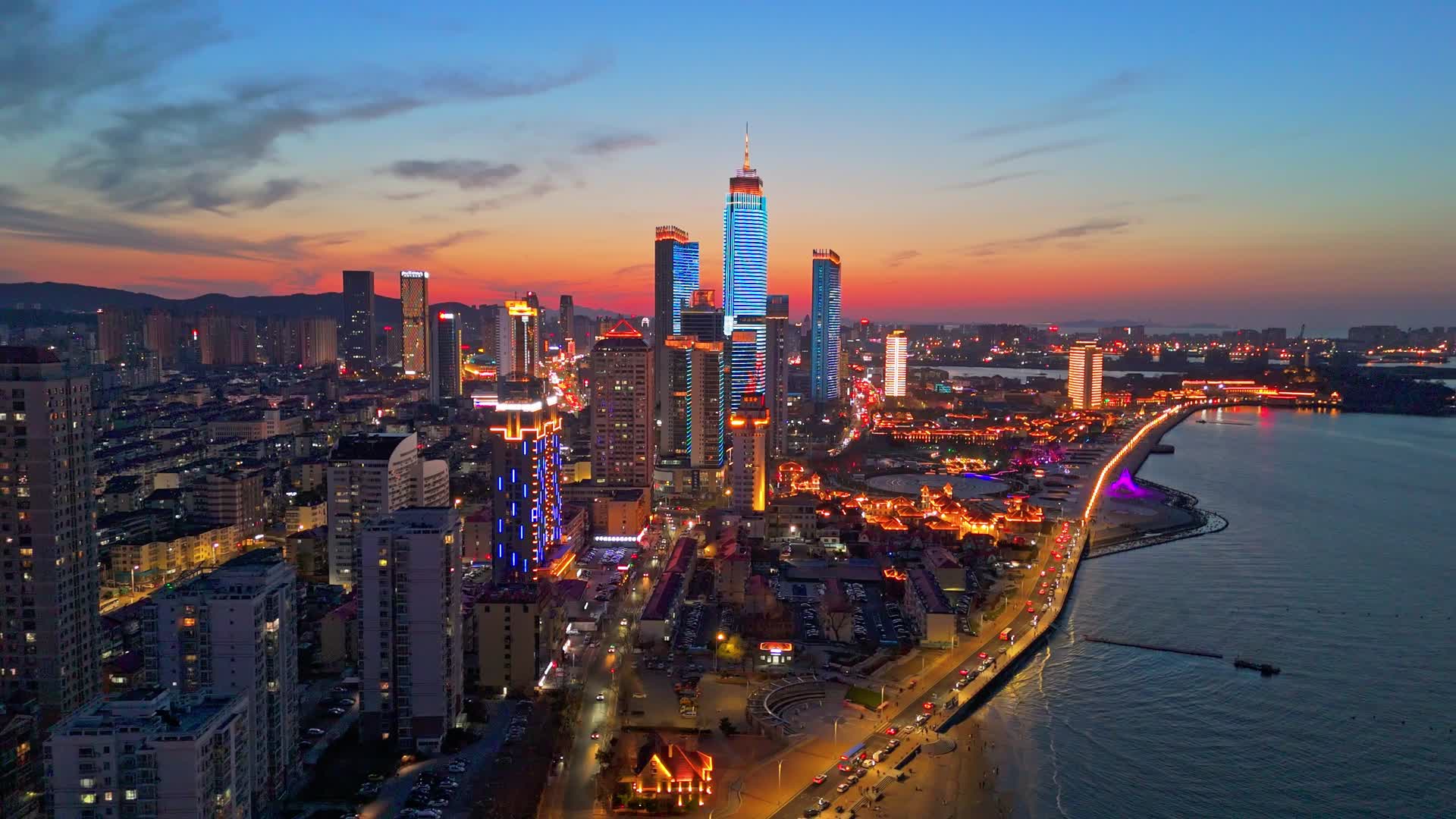 航拍烟台芝罘区城市晚霞蓝调夜景灯光秀风景视频的预览图