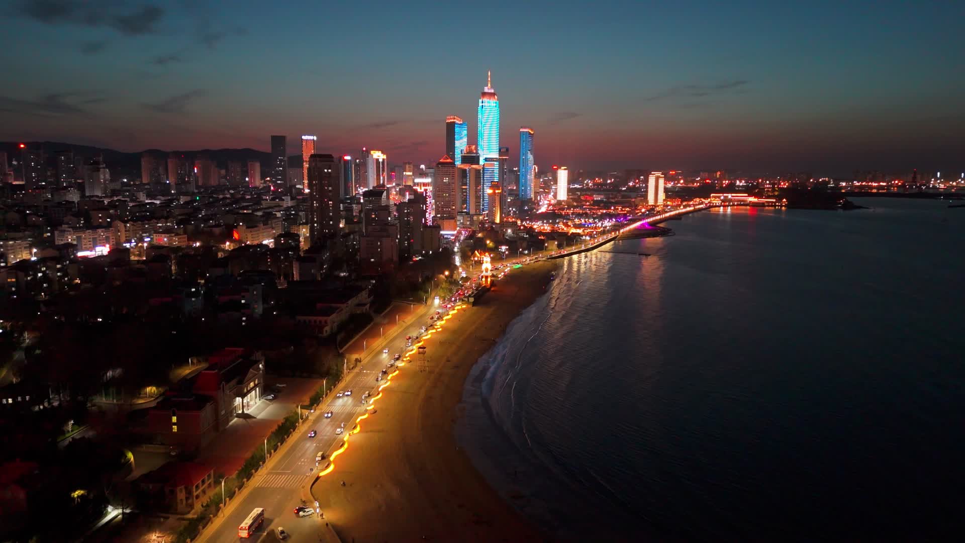 航拍烟台芝罘区城市晚霞蓝调夜景灯光秀风景视频的预览图