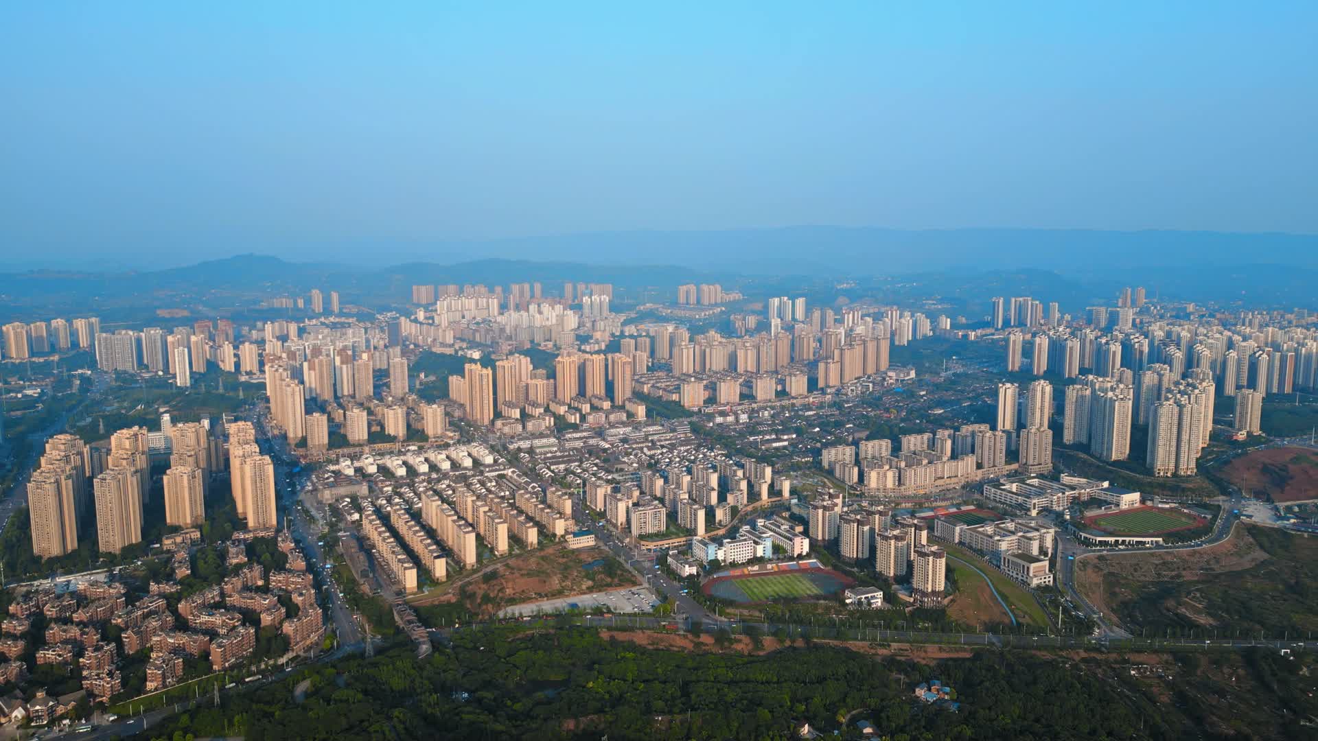 长寿高空城市航拍菩提山视频的预览图