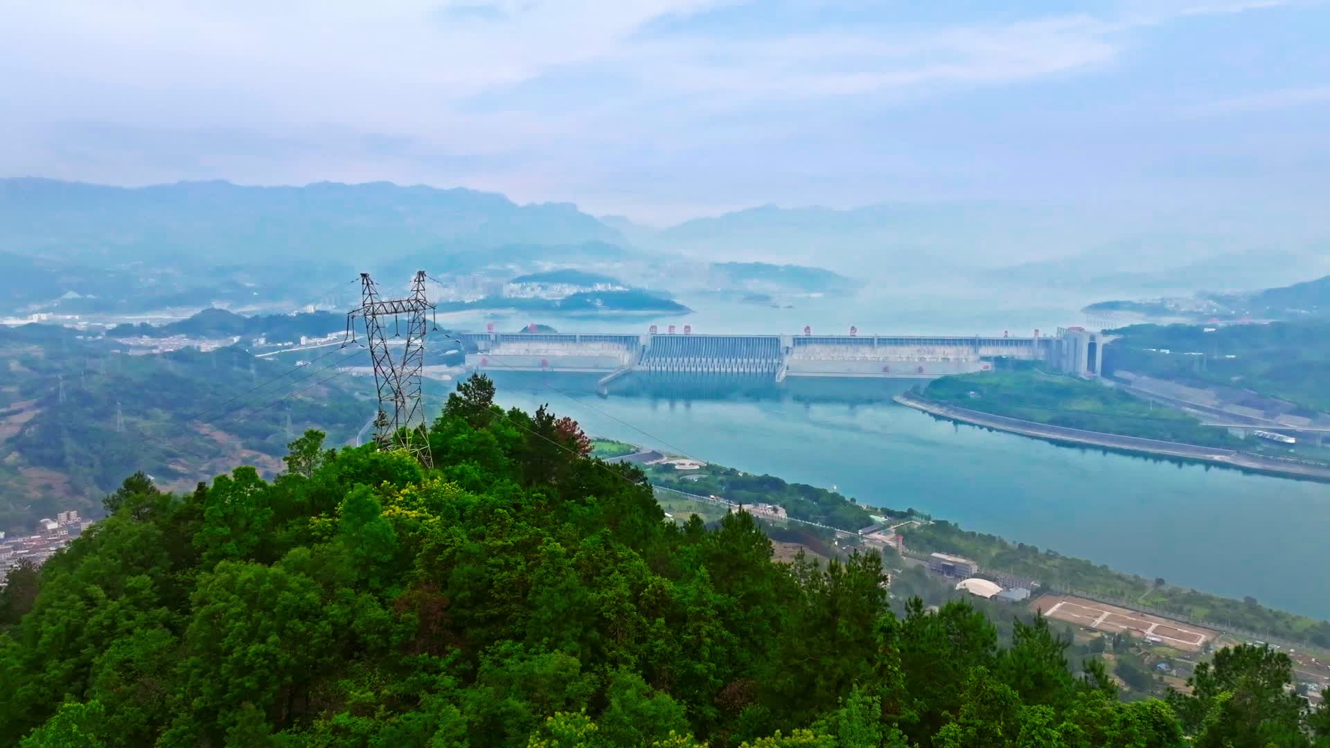 三峡大坝带电网航拍视频的预览图