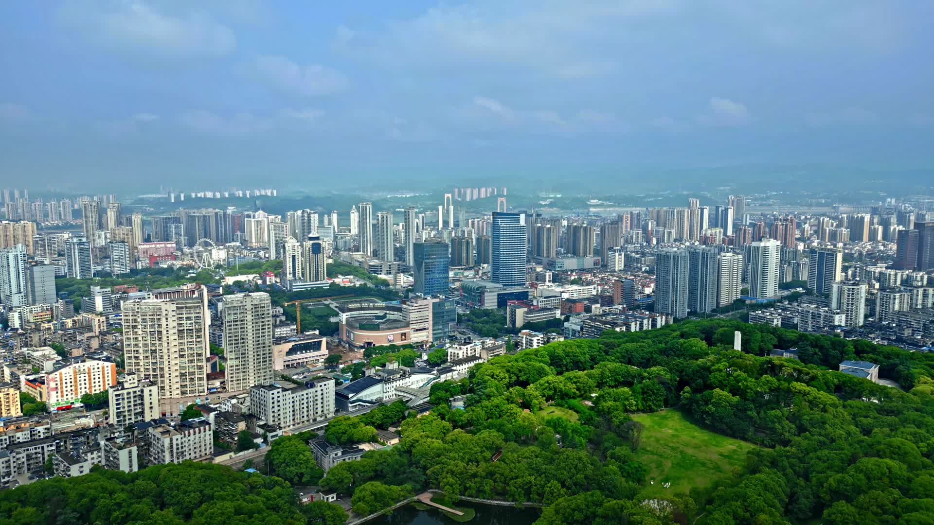 宜昌市宜昌夷陵广场空镜头航拍视频的预览图