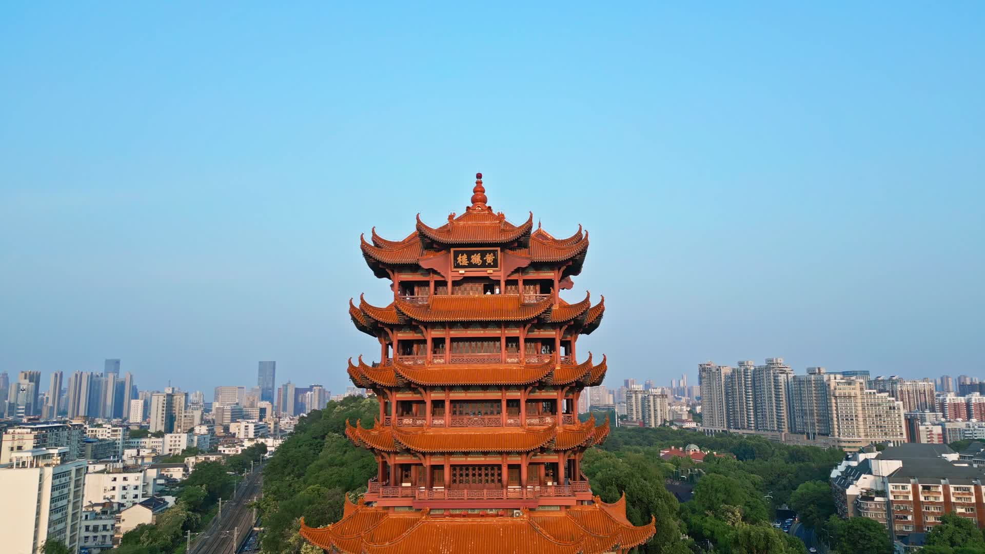 武汉黄鹤楼航拍日落逆光视频的预览图