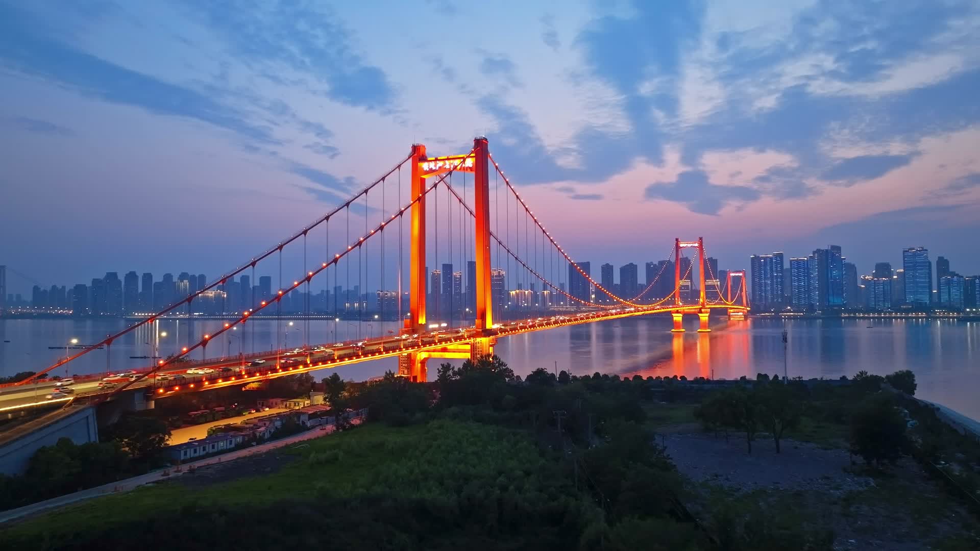 武汉鹦鹉洲长江大桥日落夕阳视频的预览图