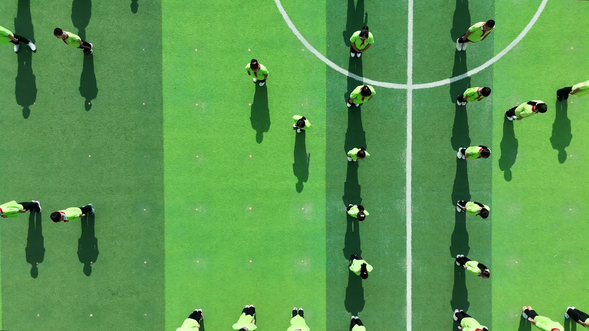 航拍俯视毕业造型视频的预览图