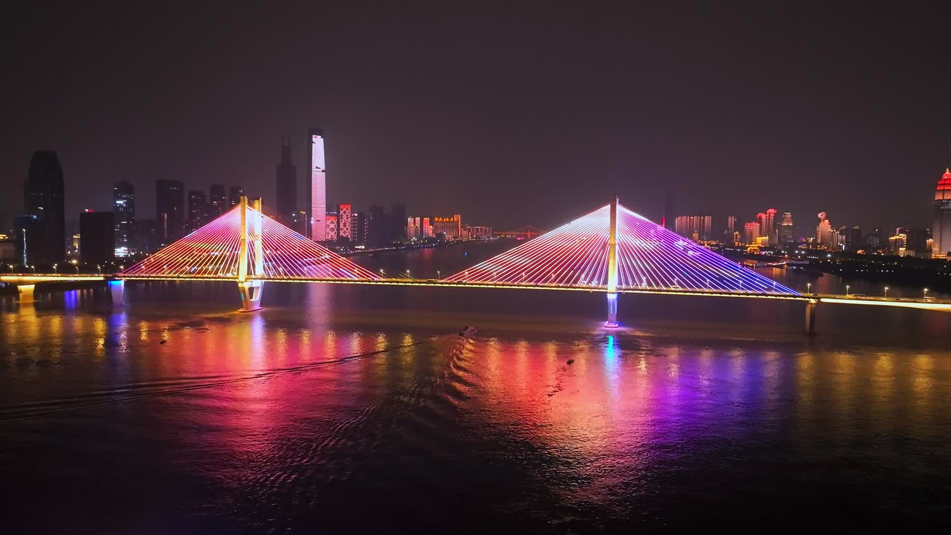 武汉长江二桥夜景邮轮轮船视频的预览图