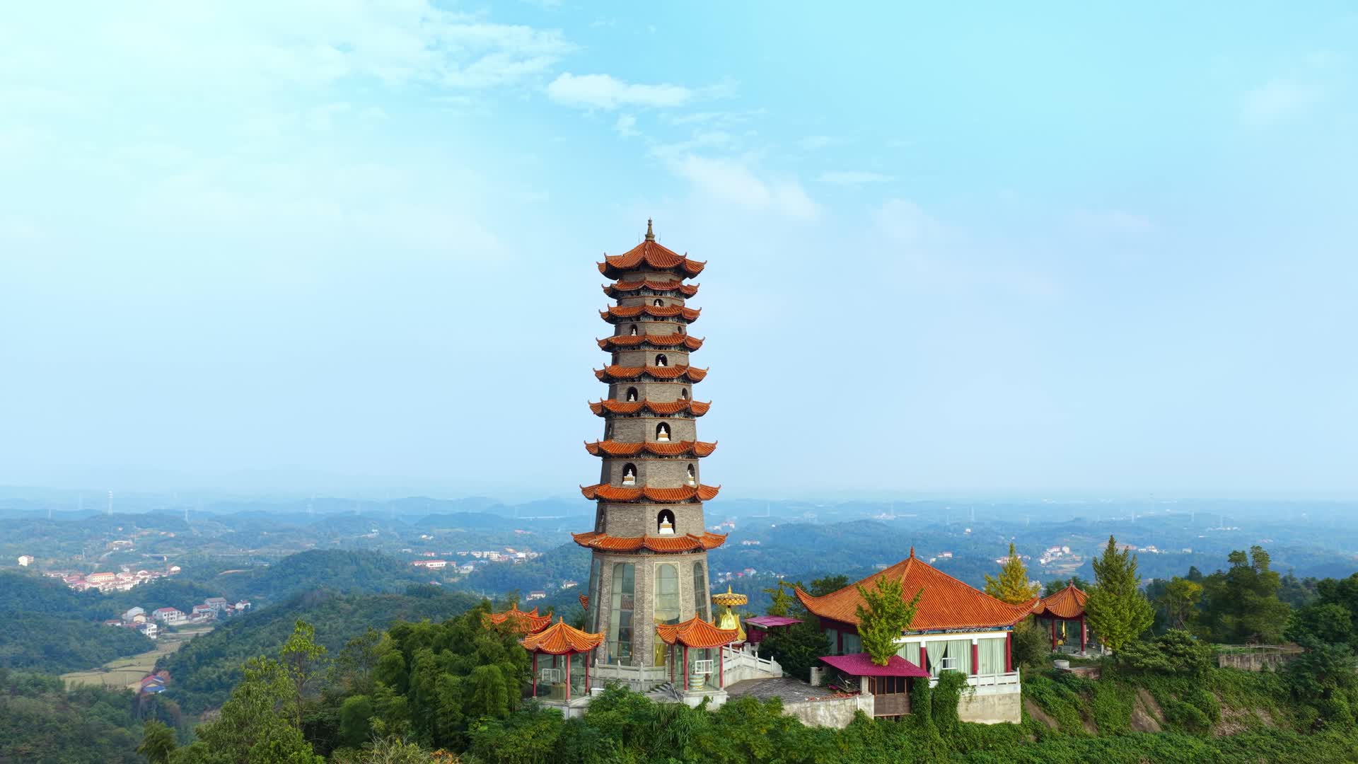 岳阳昆山古寺航拍视频的预览图