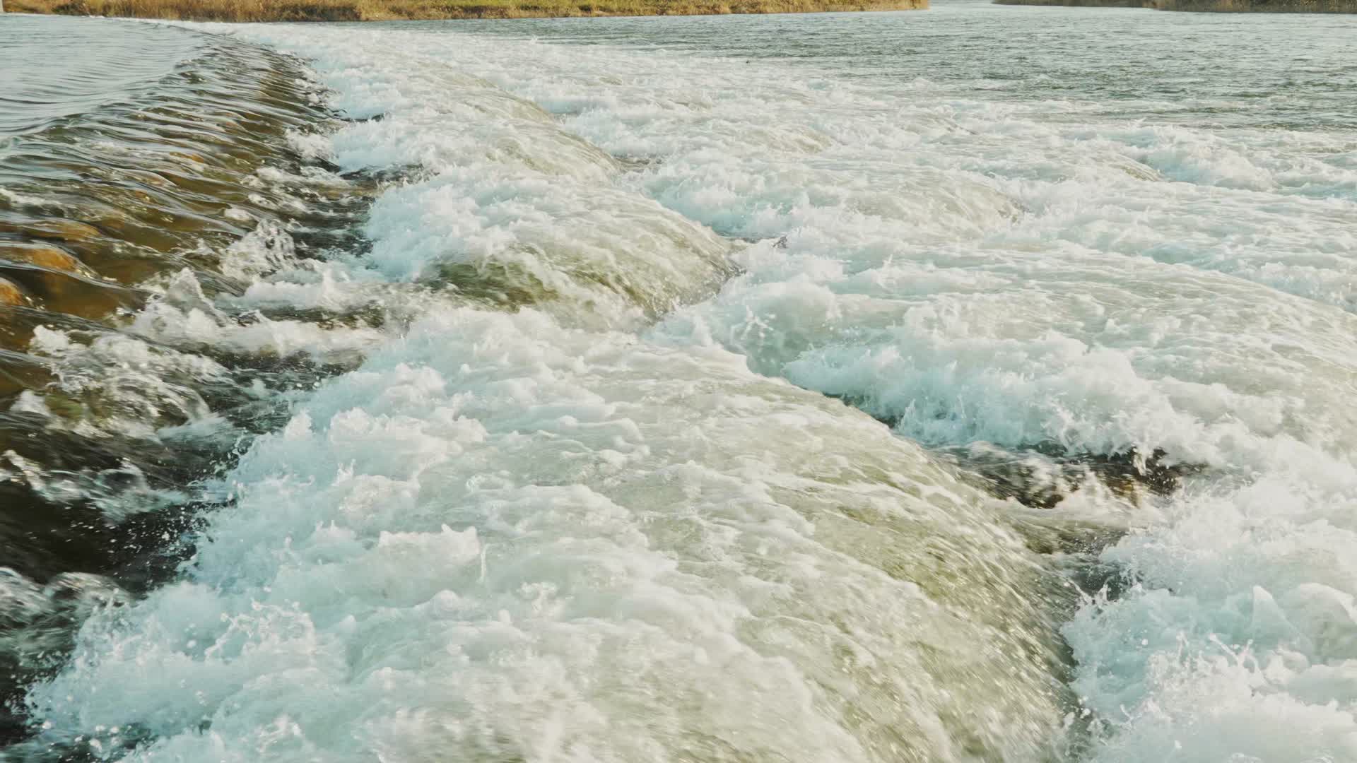 升格慢镜头滹沱河鱼鳞坝视频的预览图