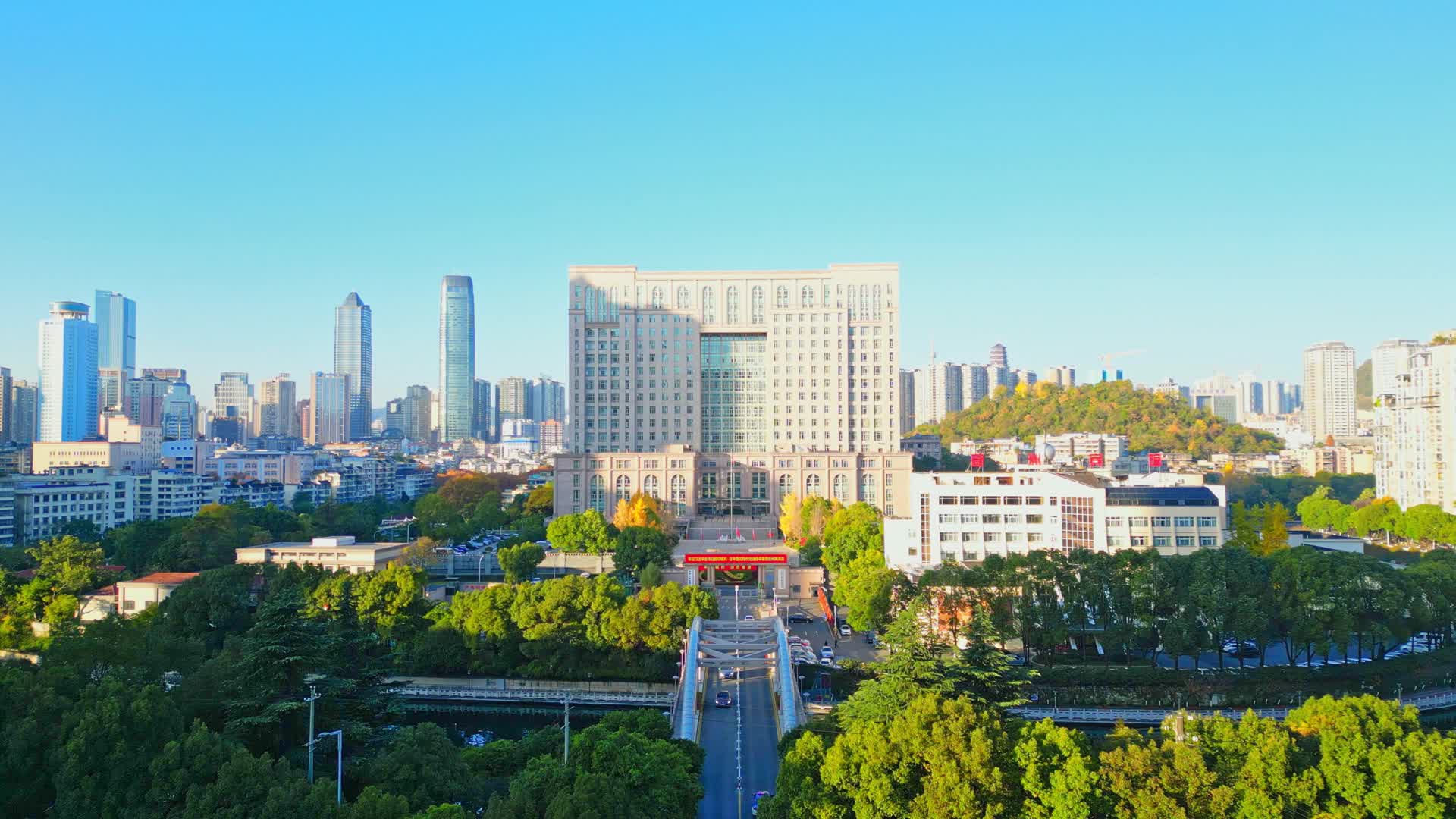 4K贵阳市市南路省委办公大楼视频的预览图