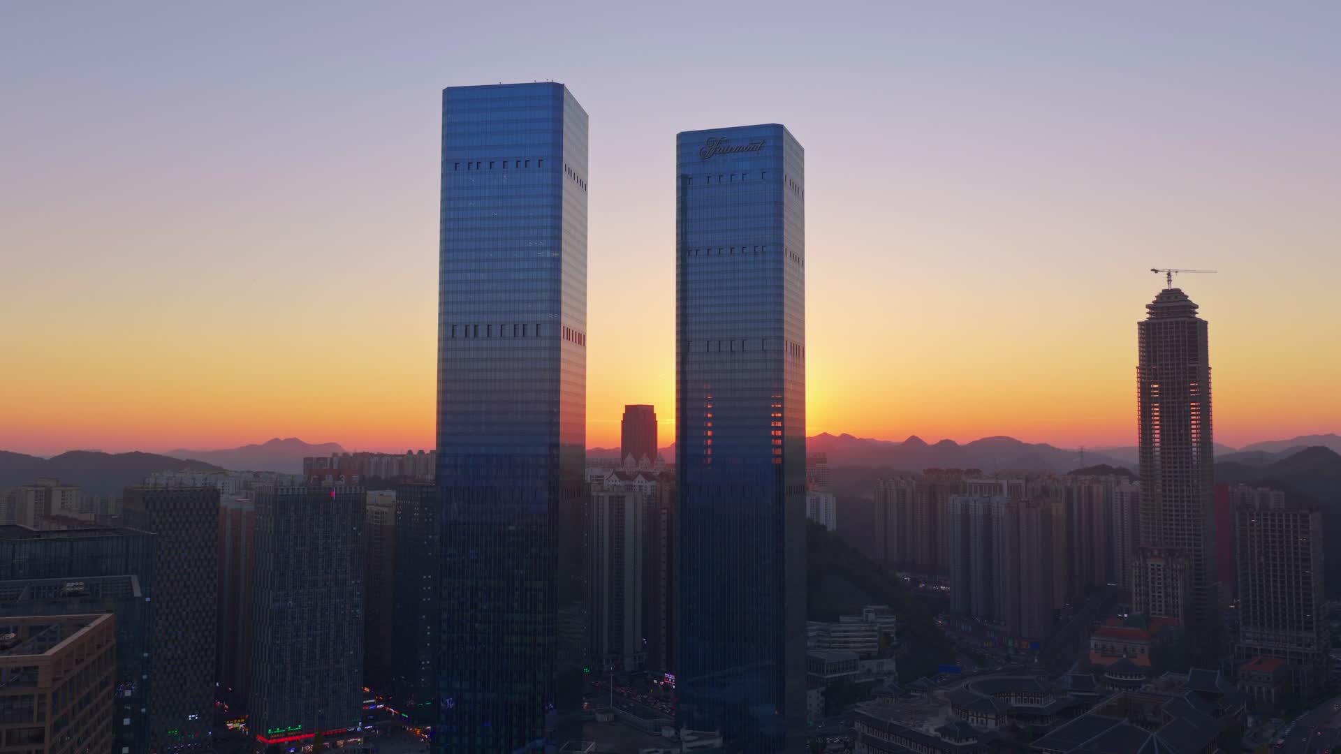 4K贵阳市双子塔花果园湿地公园世贸双子塔视频的预览图