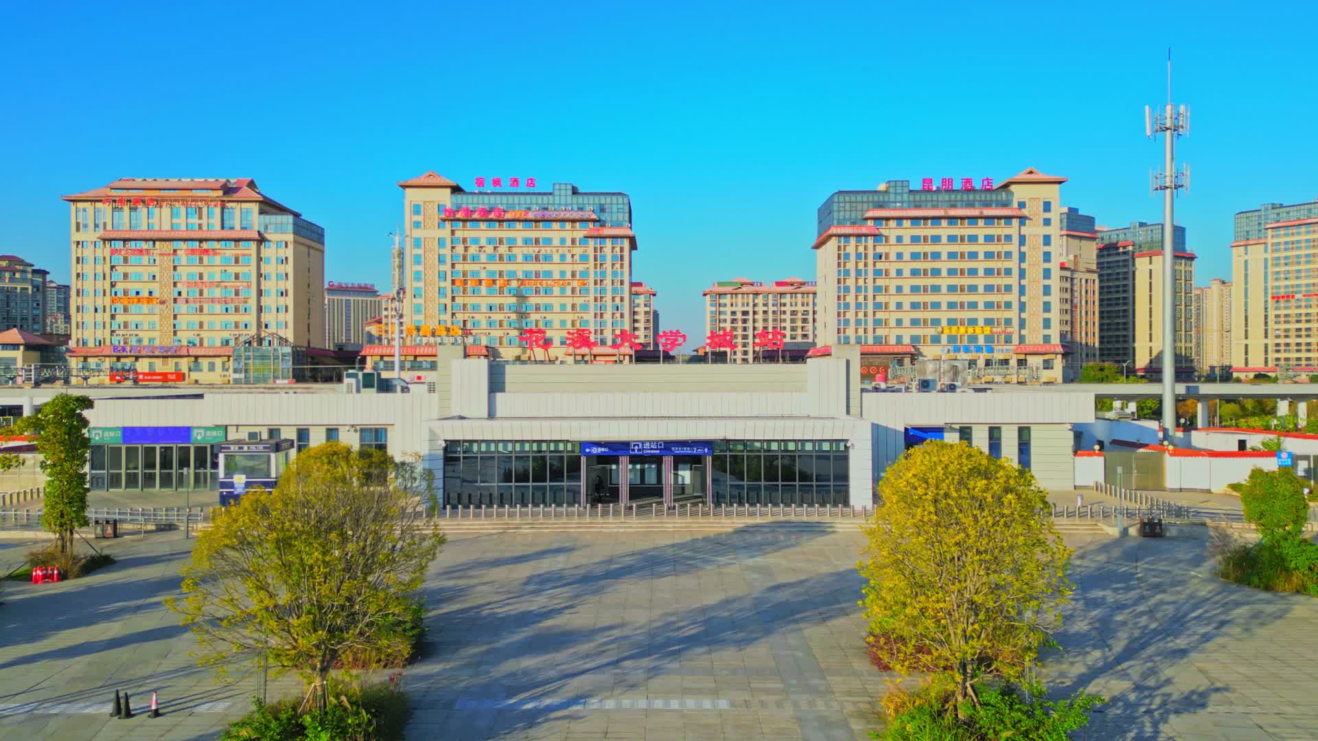 4K贵阳花溪区花溪大学城高铁站火车站视频的预览图