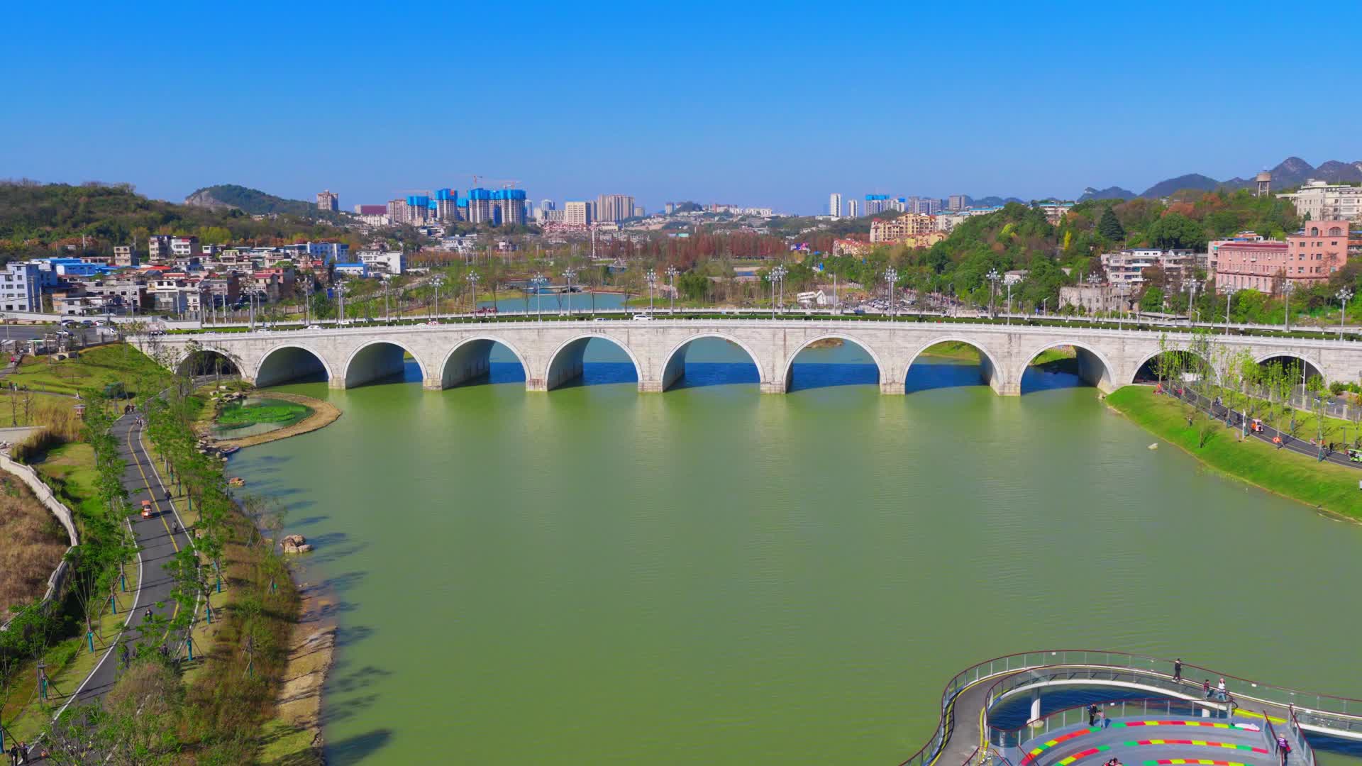 4K贵阳市花溪湖花溪湖大桥视频的预览图